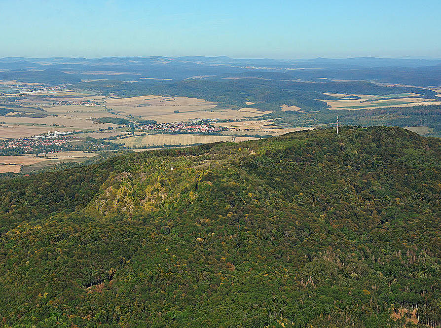 NSG 349, Blick von Südosten auf den Gipfel des Großen Gleichberges mit dem ehemaligen Gleichamberger (Basalt-)Bruch im NSG "Gleichberge“. Dahinter links: die Stadt Römhild, rechts daneben in der Bildmitte: Haina (auch Gemeinde Römhild). (Foto: Detlef Stremke/Archiv TLUBN, 22.09.2019)