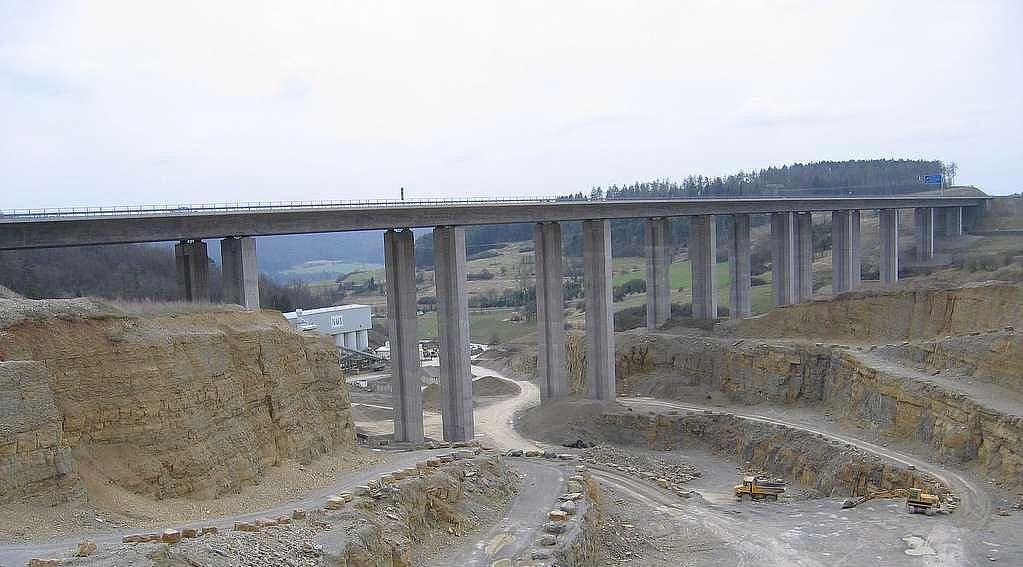 Kalksteintagebau Rohr mit querender Brücke der Autobahn 71