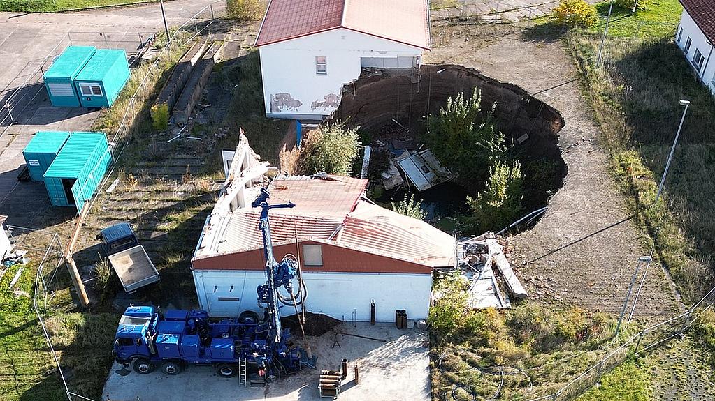 Erdfall Am Salzagraben und Bohrgerät zur Erkundung des Untergrundes
