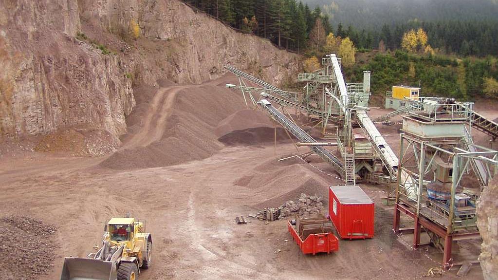 Tagebau Frankenhain mit Radlader und Aufbereitungsanlage