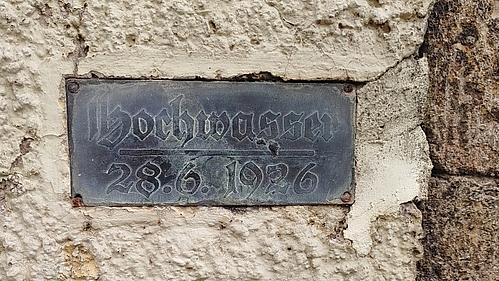 Hochwassermarke Körner Bahnhofstraße, Autor: TLUBN