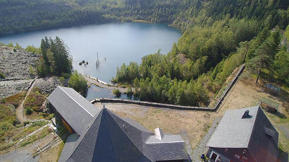 Blick auf den Tagebausee am Technischen Denkmal in Lehesten