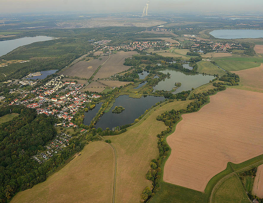 NSG 398, Blick von Südosten auf den nördlichen und mittleren Teil des NSG "Haselbacher Teiche" (einschließlich Teil der Pleißeaue, Landkreis Altenburger Land) an der Landesgrenze zu Sachsen. Links: der Ort Haselbach. (Foto: Detlef Stremke/Archiv TLUBN, 23.09.2019)