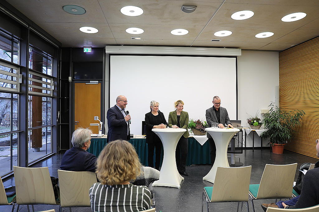 Podiumsdiskussion mit (v.l.n.r.) Dr. Stefan Brune (TLUBN),  Andrea Manz (TLUBN), Frau Corinna Geißler (FFK Gotha), und Peter Ritschel (TLLLR) (Foto: TLUBN)