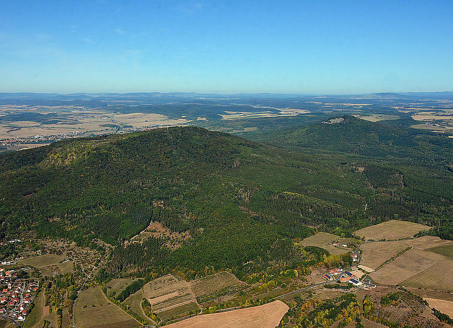 NSG 349, Blick von Südosten auf die beiden Gleichberge, d. h. den Großen (links) und den Kleinen Gleichberg im NSG "Gleichberge". Links vorn: der Ort Gleichamberg, halbrechts vorn: Siedlung Buchenhof (beides Gemeinde Römhild). (Foto: Detlef Stremke/Archiv TLUBN, 22.09.2019)